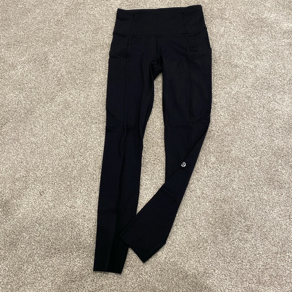 Lululemon Fast & Free running tight with side pockets. Excellent condition.